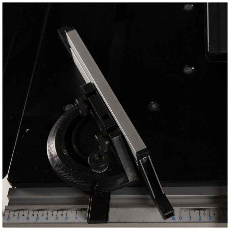 Fierastrau circular cu masa pentru lemn 1800W