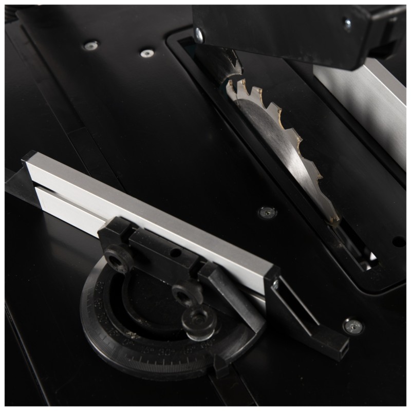 Fierastrau circular cu masa pentru lemn 1800W