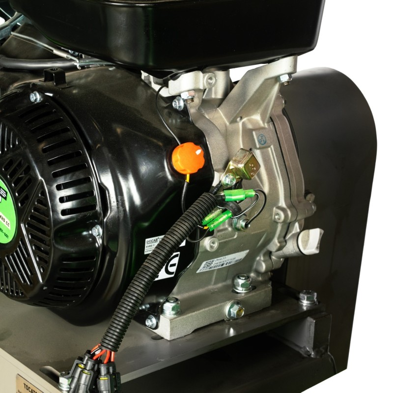 Tocator de crengi Micul Fermier, motor benzina 15 CP, cu carlig de remorcare, 150 mm diametru maxim de taiere, pentru rumegus